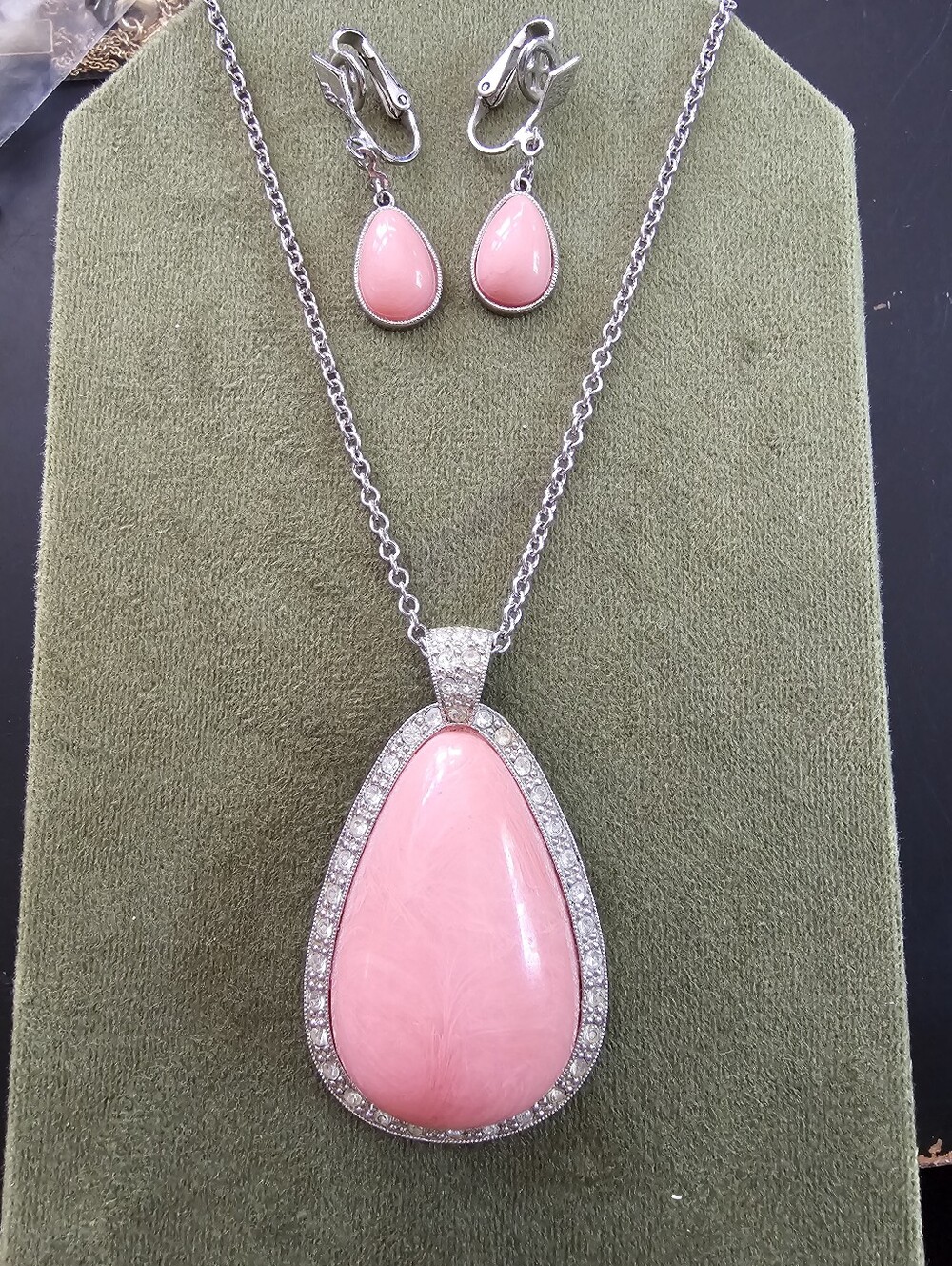 Vintage Avon Necklace And Clip On Earring Set
